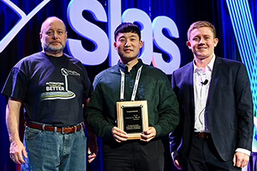 2024 Innovation Award winner Jongwon Lim, Ph.D. candidate receives his award.